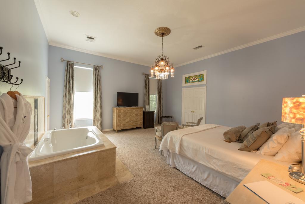 Mosheim Mansion Bed & Breakfast Seguin Room photo