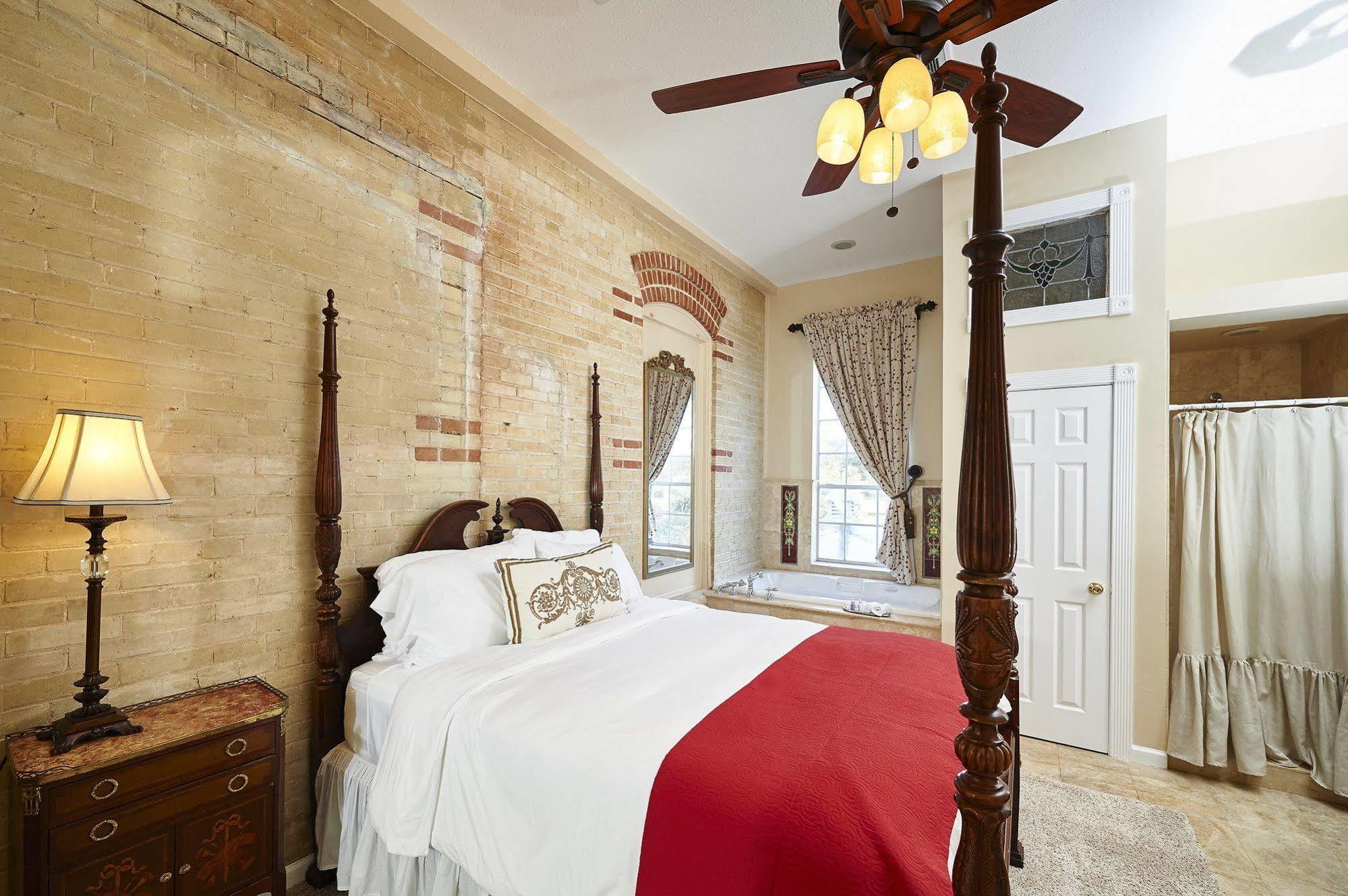 Mosheim Mansion Bed & Breakfast Seguin Exterior photo
